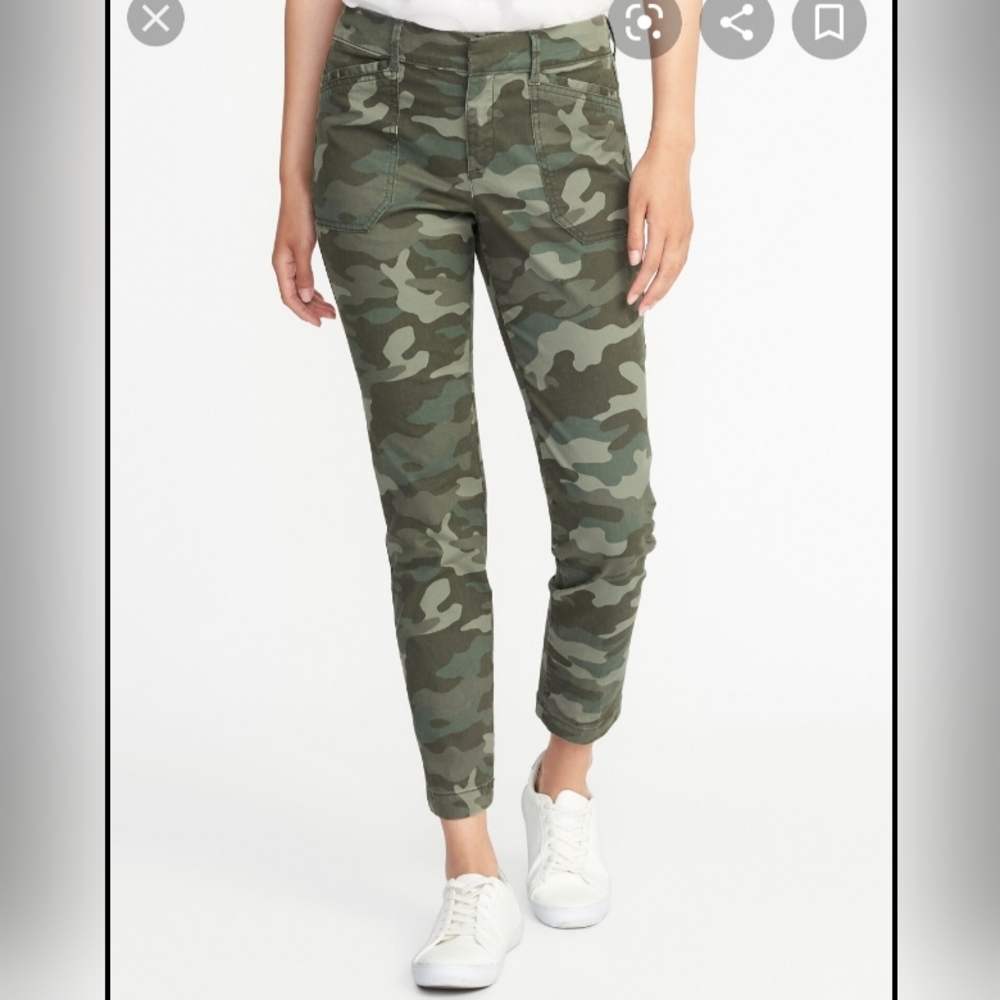 New Old Navy Camo Pixie Ankle Pants